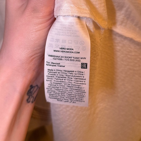 Vero Moda White Mini Dress Chic and Comfortable - Picture 5 of 7